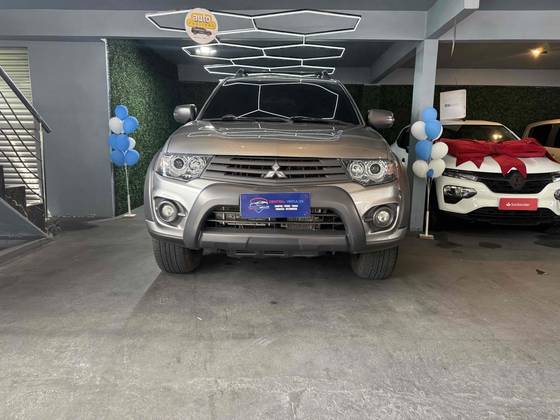 MITSUBISHI L200 OUTDOOR 3.2 4X4 CD 16V TURBO INTERCOOLER DIESEL 4P AUTOMÁTICO MITSUBISHI L200 OUTDOOR 3.2 4X4 CD 16V TURBO INTERCOOLER DIESEL 4P AUTOMÁTICO